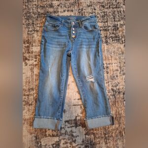 Maurices Distressed Cropped Jeans. Sz 6